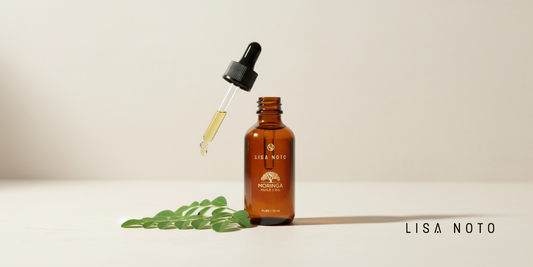 Huile de Moringa naturelle pour le soin de la peau sur fond minimaliste lumineux