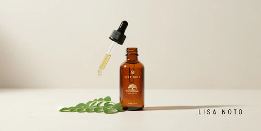 Huile de Moringa naturelle pour le soin de la peau sur fond minimaliste lumineux