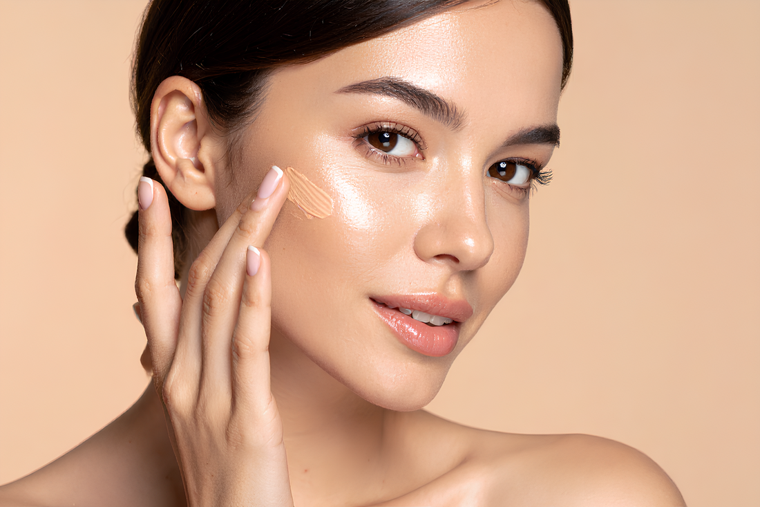femme avec une peau mature qui applique une crème teintée ou fond de teint sur une peau propre et en santé.