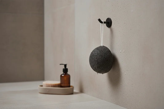 Éponge de konjac dans une ambiance spa naturelle, lumière douce et palette neutre apaisante