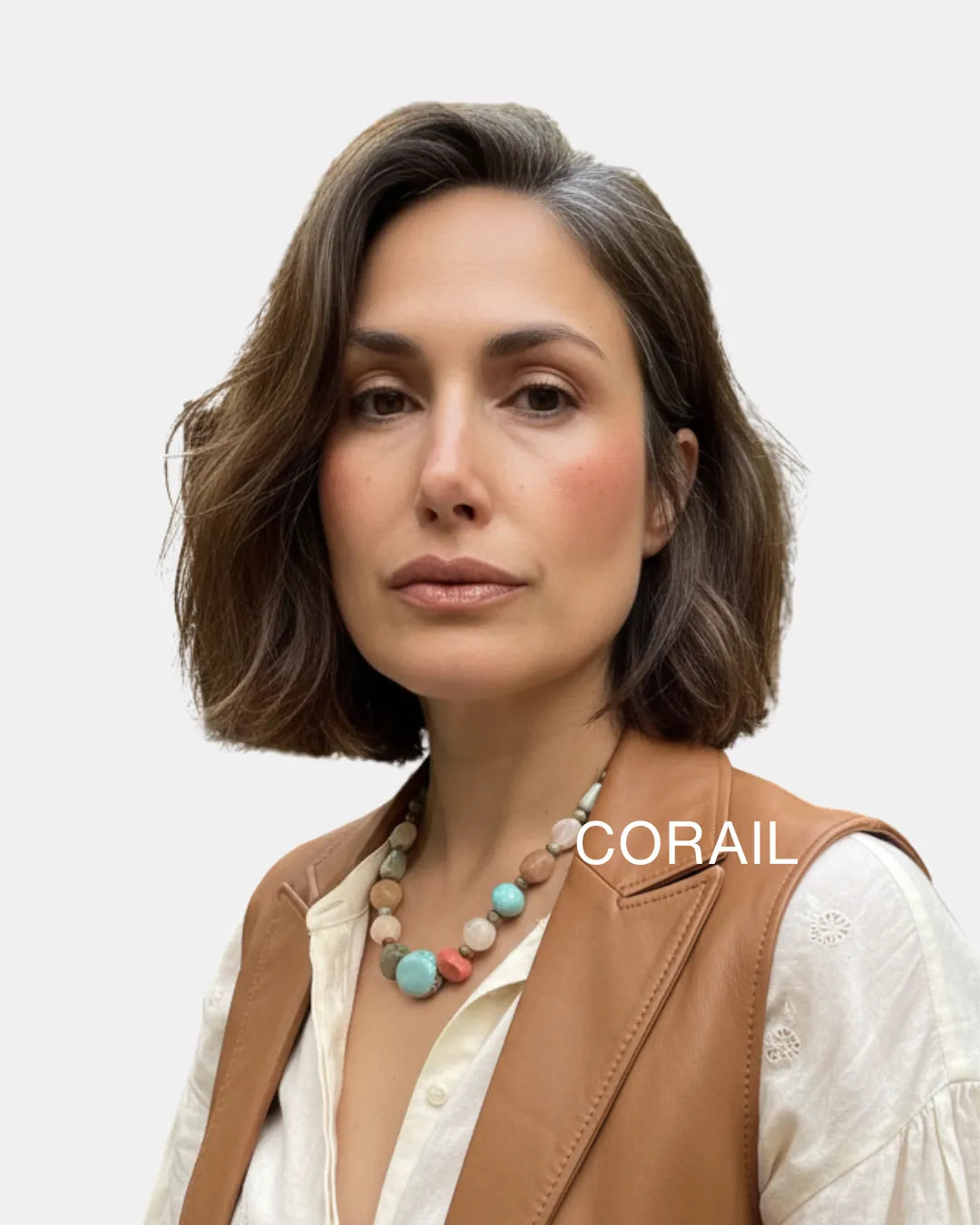 Modèle avec la Pastille Éclat Énergisant teinte Corail présentée sur fond gris doux, baume lèvres et joues hydratant à base d’huiles et cires naturelles