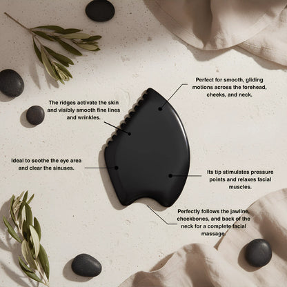 Gua Sha utilisé avec l’huile de moringa Lisa Noto, illustrant un massage du visage pour un effet liftant naturel.