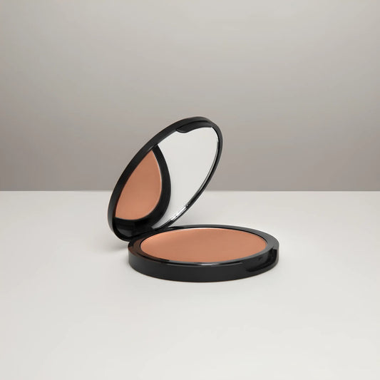 Poudre bronzante minérale Lisa Noto, teinte universelle, fini lumineux naturel pour un teint éclat santé