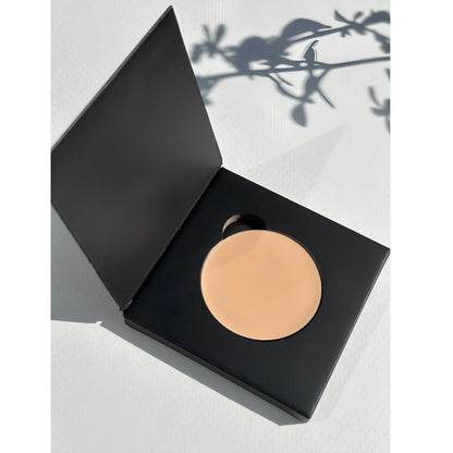Cache-cernes crème perfecteur Lisa Noto dans compact rechargeable noir ouvert — maquillage vegan et biologique