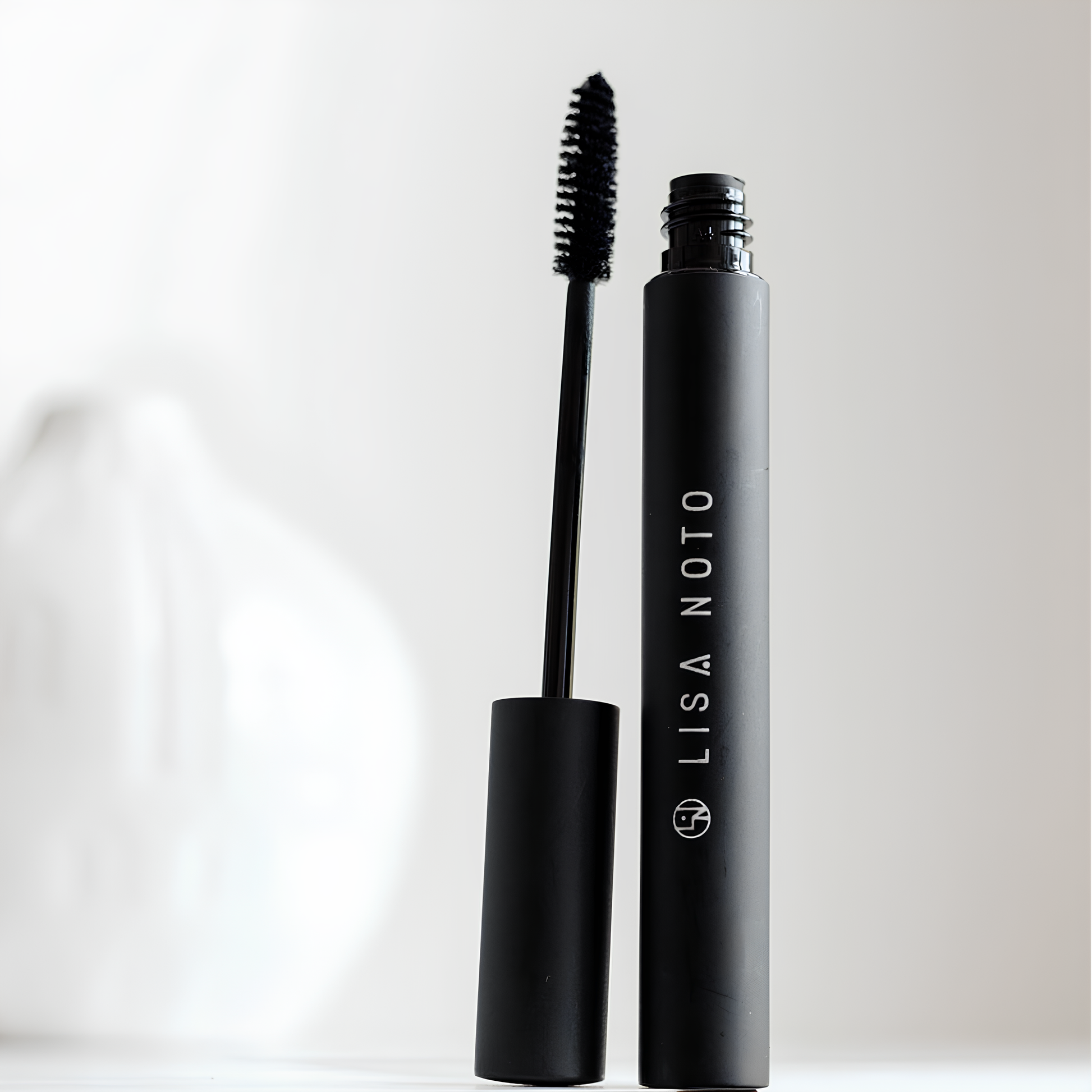 Mascara naturel volumisant LISA NOTO avec formule douce et ingrédients botaniques pour cils longs et épais, idéal pour yeux sensibles.