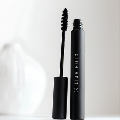 Mascara naturel volumisant LISA NOTO avec formule douce et ingrédients botaniques pour cils longs et épais, idéal pour yeux sensibles.