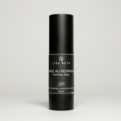 Experience the satisfying indulgence of LISA NOTO Moringa Base 30 ml, a multi-tasking beauty product boasting a serum-like texture and weightless finish. 