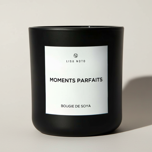 The candle Moments Parfaits 350g -&nbsp;Made with soy wax and aromatic essences, it comes in an elegant, opaque black glass container.