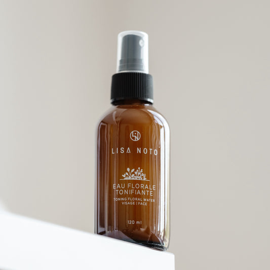 Brume tonifiante florale LISA NOTO à l’huile essentielle de néroli, hydratante et apaisante, idéale pour peaux sensibles et grasses.