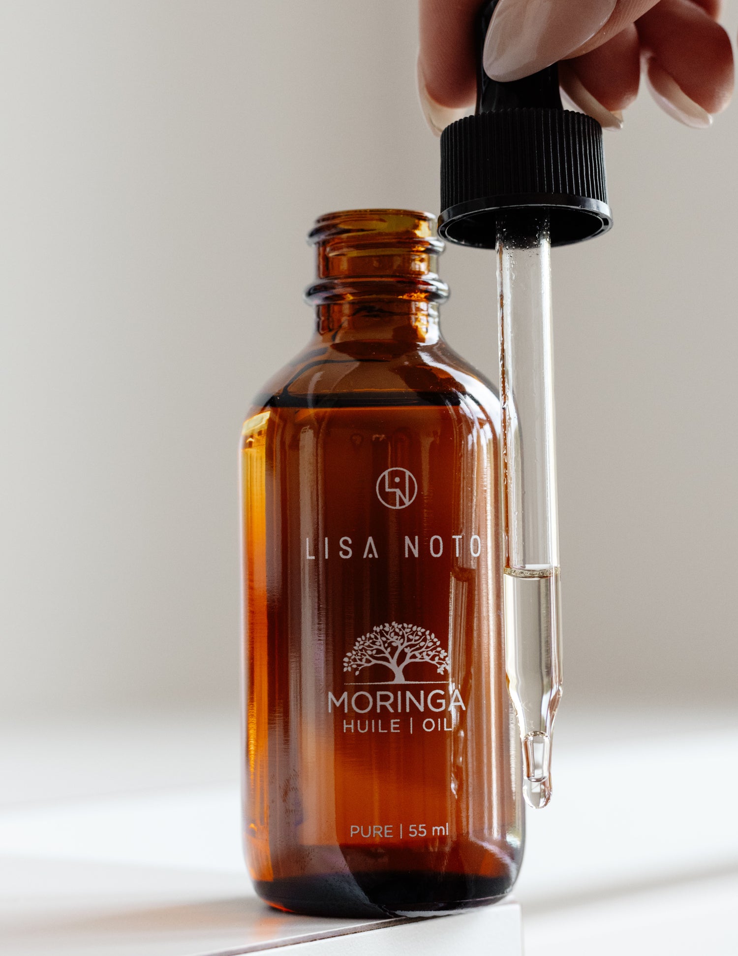 huile pure et biologique de moringa pour soin de la peau en profondeur.