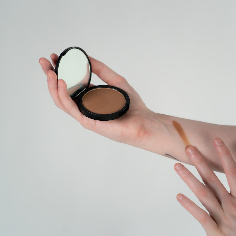 made with pure minerals, this bronzer respects the skin
